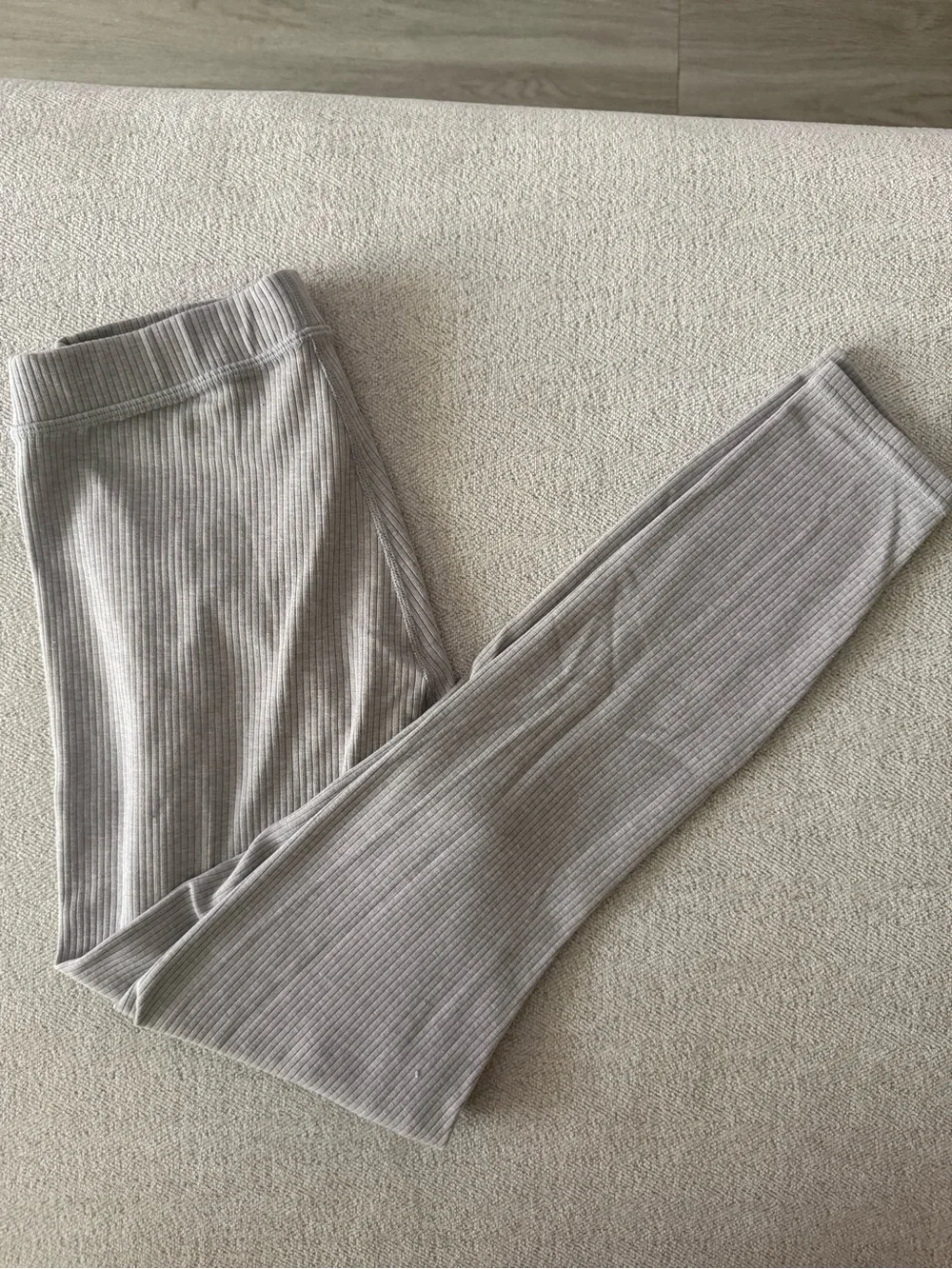 ALO Yoga Ribbed Wide-Leg Leggings in Light Grey